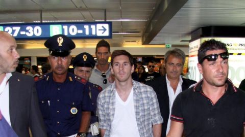 El astro argentino Leo Messi a su llegada  al aeropuerto de Roma.