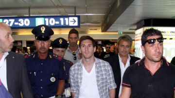 El astro argentino Leo Messi a su llegada  al aeropuerto de Roma.