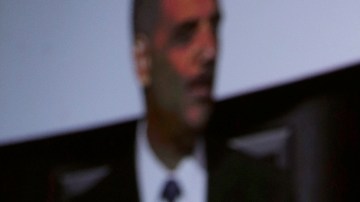 El procursador general de EEUU,  Eric Holder, der., habla  ante la asamblea del Colegio de Abogados de EEUU en San Francisco.