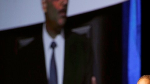 El procursador general de EEUU,  Eric Holder, der., habla  ante la asamblea del Colegio de Abogados de EEUU en San Francisco.