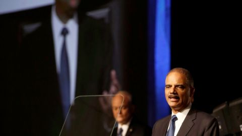 El procursador general de EEUU,  Eric Holder, der., habla  ante la asamblea del Colegio de Abogados de EEUU en San Francisco.