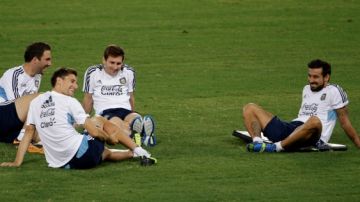 De izq. a der.: Higuaín, Fernández, Messi y Lavezzi, bromean durante un descanso del entrenamiento de la albiceleste ayer en el Estadio Olímpico de Roma.