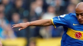 Martín Tonso (der.) suplirá hoy en el Newell's Old Boys  a Maxi Rodrí- guez. Aquí en un partido anterior ante  el conjunto 'xeneize'.