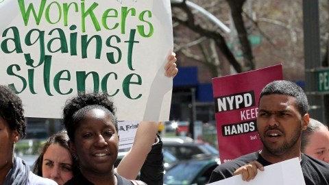 Opositores de "Stop & Frisk"  durante una protesta.