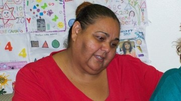 Judith Santos (Izq.), directora de HIPPY, trabaja con los padres para ofrecerles la asesoría adecuada.