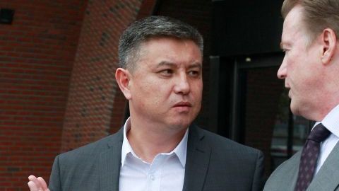 Murat Kadyrbayev (izquierda),  padre de Dias, uno de los acusados de conspiración en relación con el atentado en Boston, escucha al abogado de su hijo Robert Stahl.