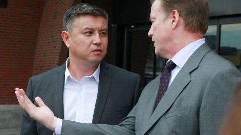 Murat Kadyrbayev (izquierda),  padre de Dias, uno de los acusados de conspiración en relación con el atentado en Boston, escucha al abogado de su hijo Robert Stahl.