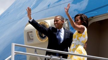 Barack Obama y su esposa Michelle tras despedirse de Floridad rumbo a sus vacaciones.