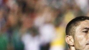 Oribe "Cepillo" Peralta fue la figura del partido, al marcar dos goles