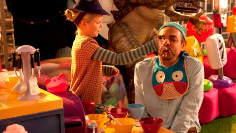 Eugenio Derbez encarna al catrín Valentín, un hombre soltero que vive en Acapulco y le tema a todo en la primera película que dirige el comediante mexicano.