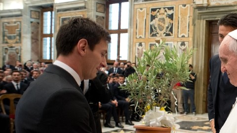 El papa Francisco recibe un regalo del astro Lionel Messi durante una audiencia privada del seleccionado albiceleste en el Vaticano.