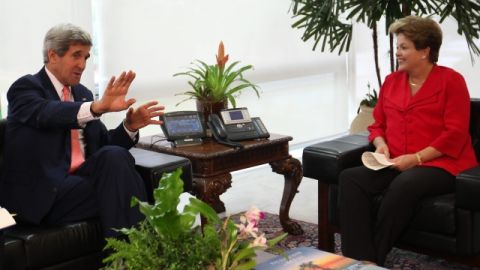 La presidenta brasileña, Dilma Rousseff (d), se reúne con el secretario de Estado de EEUU, John Kerry ayer  en el Palacio de Planalto en Brasilia (Brasil), durante el día de visita oficial de funcionario. El tema de espionaje en EEUU fue una de los temas que discutieron.