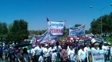 Miles de activistas se congregaron ante las oficinas del congresista republicano Kevin McCarthy para exigirle que apoye un plan de reforma migratoria.