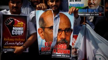 Manifestación en India, donde rompieron imagenes de ElBaradei.