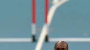 Desde la izquierda, Omar Cisneros, de Cuba; Félix Sánchez, de República Dominicana y Michael Tinsley, de Estados Unidos.