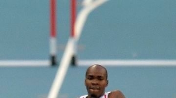 Desde la izquierda, Omar Cisneros, de Cuba; Félix Sánchez, de República Dominicana y Michael Tinsley, de Estados Unidos.