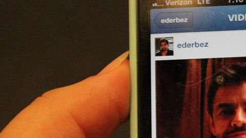 El actor y comediante mexicano Eugenio Derbez estrena cuenta en Instagram y película durante su visita a Chicago.