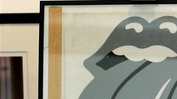 La pieza original de la lengua data de 1974 por el diseñador John Pasche para The Rolling Stones.
