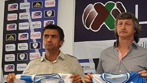 Rubén Omar Romano (segundo. de der. a izq.), posa con su camiseta durante su presentación, ayer.