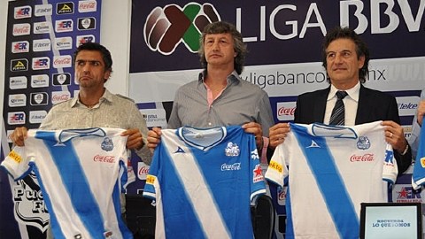 Rubén Omar Romano (segundo. de der. a izq.), posa con su camiseta durante su presentación, ayer.