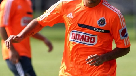 Aldo De Nigris entrenó ayer con Chivas.