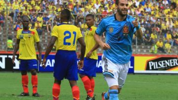 Álvaro Negredo (d) celebra la primera anotación de España en su victoria ante Ecuador en Guayaquil.