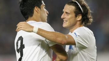 Luis Suárez (i) y  Diego Forlán celebran un gol ante Japón, que cayó por 4-2