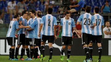 Los jugadores argentinos celebran el primer gol ante los italianos.