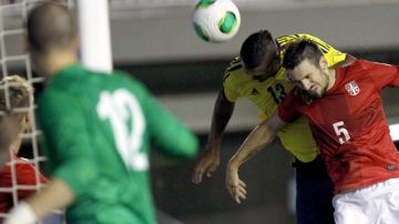 Fredy Guarín marca el  gol  de la victoria de Colombia ante Serbia por 1-0.