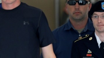 El militar  Bradley Manning es escoltado a la corte.