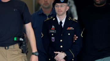El militar  Bradley Manning es escoltado a la corte.