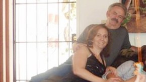 Hannah Anderson, al centro y recostada, aparece en esta foto familiar junto a  James Lee DiMaggio, su captor y otras personas. La joven habló en Internet sobre DiMaggio diciendo que tuvo su merecido al morir.