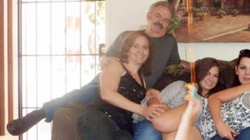 Hannah Anderson, al centro y recostada, aparece en esta foto familiar junto a  James Lee DiMaggio, su captor y otras personas. La joven habló en Internet sobre DiMaggio diciendo que tuvo su merecido al morir.