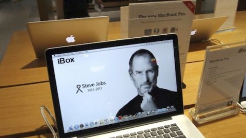 Una rápida acción por parte de inversores evitó que siguieran bajando las acciones de Apple.