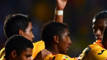 El colombiano Aldo Leao Ramírez es felicitado por sus compañeros, tras marcar el segundo gol de la victoria de Monarcas