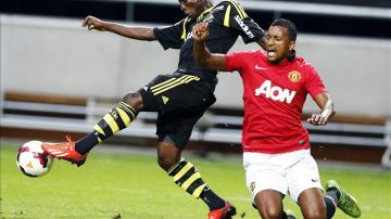 Nani (d) disputa el balón con Ebenese Ofori (i) del AIK Solna en una muestra de que la pretemporada no fue sencilla.