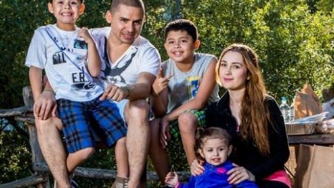 Larry Hernández rodeado de sus hijos y su novia, Kenia Ontiveros, quien espera otro bebé.