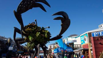 Escultura de bienvenida en forma de cangrejo en Pier 39 de San Francisco.