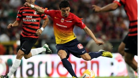 Héctor Mancilla cargará con el peso ofensivo del Morelia hoy en el Mo- relos. Aquí en un juego anterior, precisamente ante los Zorros.