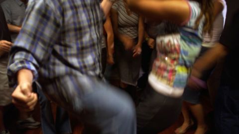 En el 'carrusel sexual'  los chicos penetran rápidamente a las chicas sin ningún tipo de protección.