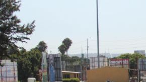 Filas de vehículos que esperan para cruzar desde México por la Garita de San Ysidro, procedentes de Tijuana y hacia San Diego en California, junto a los nuevos carriles que comenzaron a operar hoy al mediodía.