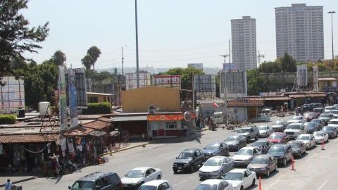 Filas de vehículos que esperan para cruzar desde México por la Garita de San Ysidro, procedentes de Tijuana y hacia San Diego en California, junto a los nuevos carriles que comenzaron a operar hoy al mediodía.