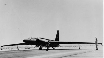 Imagen de archivo provista en tiempos recientes por la CIA y que muestra un avión U-2 a prueba en el Área 51.