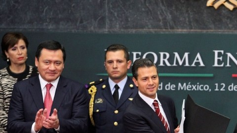 El presidente de México, Enrique Peña Nieto (i), acompañado por el secretario de Energía, Pedro Joaquín Coldwell (d), presentaron el plan energético.