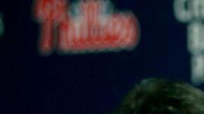 Manuel (d) aseguró que él no renunció, mientras el gerente del equipo, Rubén Amaro hijo, rompe en llanto.