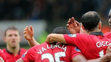Los jugadores del Manchester United celebran el gol de Robin van Persie