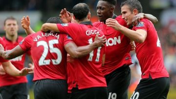 Los jugadores del Manchester United celebran el gol de Robin van Persie