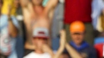 El delantero mexicano Carlos Vela (i) celebra  Haris Seferovic (c) y David Zurutuza.