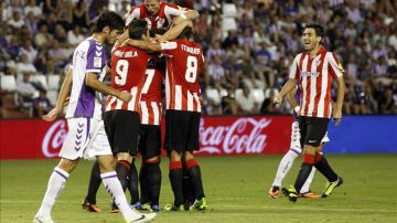Los jugadores del Athletic de Bilbao celebran su primer gol ante el Real Valladolid, durante el partido de la primera jornada de la Liga en Primera División, disputado en el Estadio José Zorrilla de Valladolid. EFE