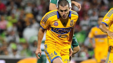 Jorge Torres Nilo, de Tigres, deja cabecear sin ningún problema a Oribe Peralta en el duelo de la fecha 6 en el Estadio Corona.